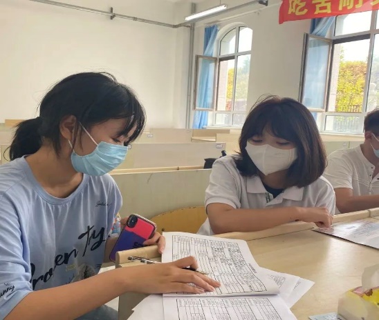 女人坐在桌子前低可信度描述已自动生成