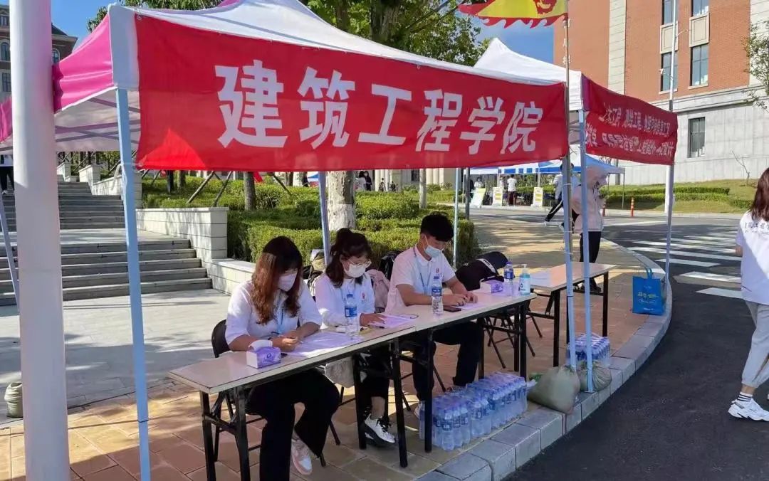 一群人在街道上描述已自动生成