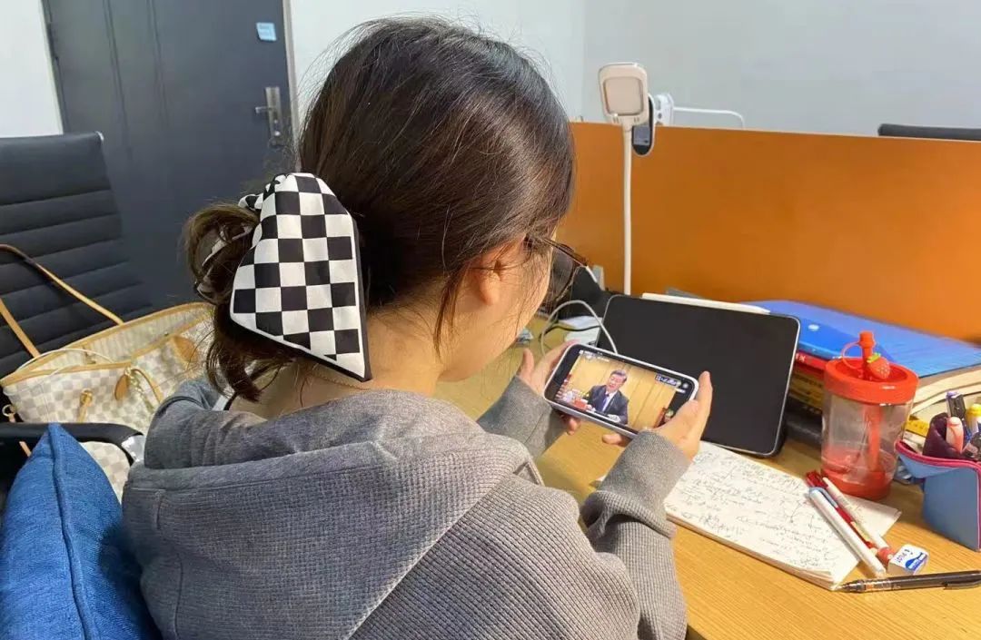 人在吃东西中度可信度描述已自动生成