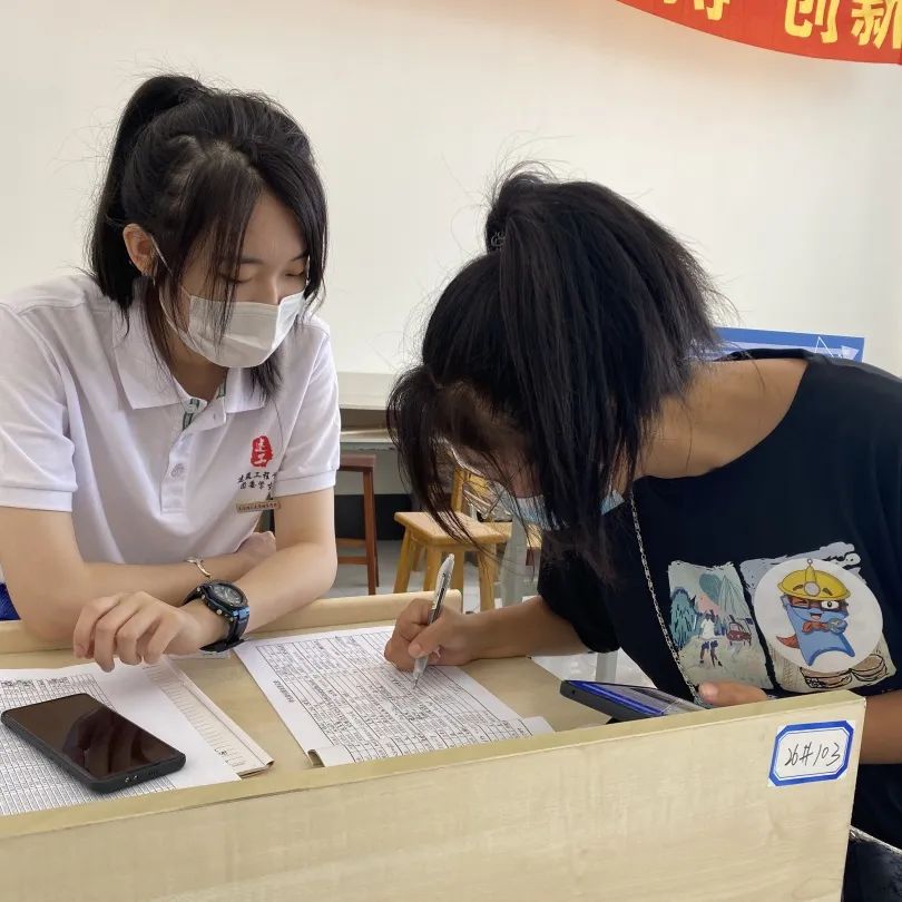图片包含 游戏机, 女人, 桌子, 电脑描述已自动生成
