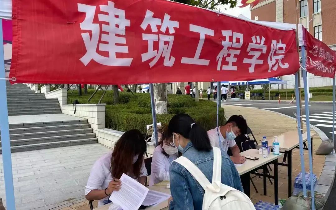 图片包含 人, 户外, 女人, 桌子描述已自动生成