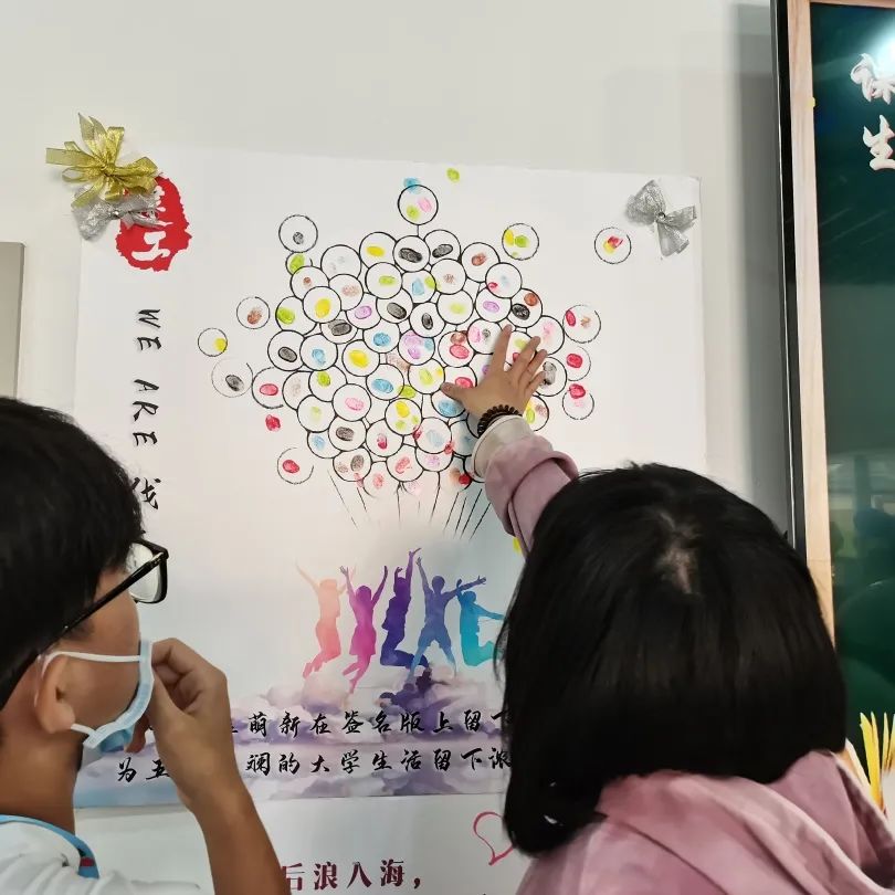 人在打电话描述已自动生成