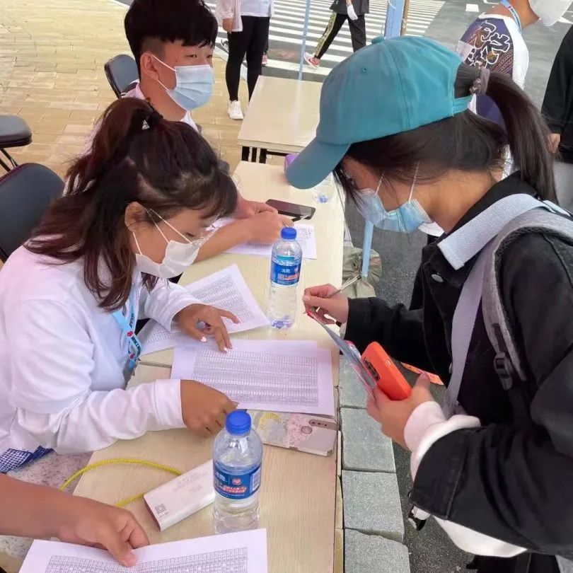 小孩们在吃东西低可信度描述已自动生成