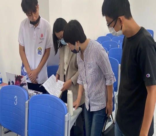 一些人站在桌子上低可信度描述已自动生成