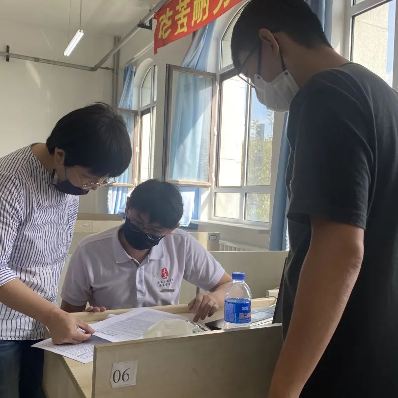 几个人在厨房里做饭中度可信度描述已自动生成