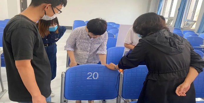一群人正在聊天中度可信度描述已自动生成