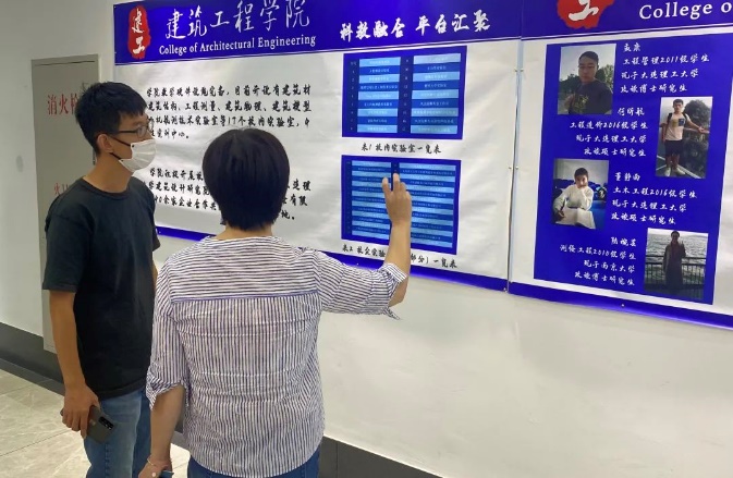 男人的照片上写着字描述已自动生成