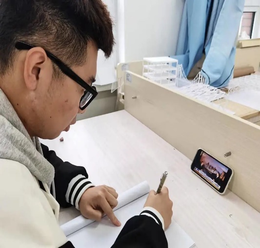 图片包含 人, 男人, 桌子, 年轻描述已自动生成
