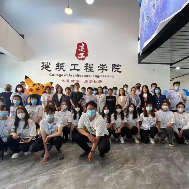 一群人站在台上描述已自动生成