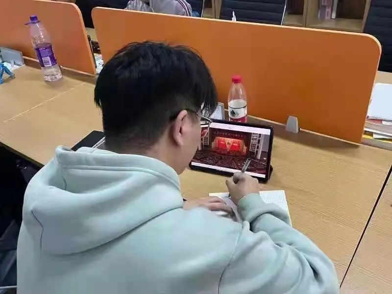 电脑的人中度可信度描述已自动生成