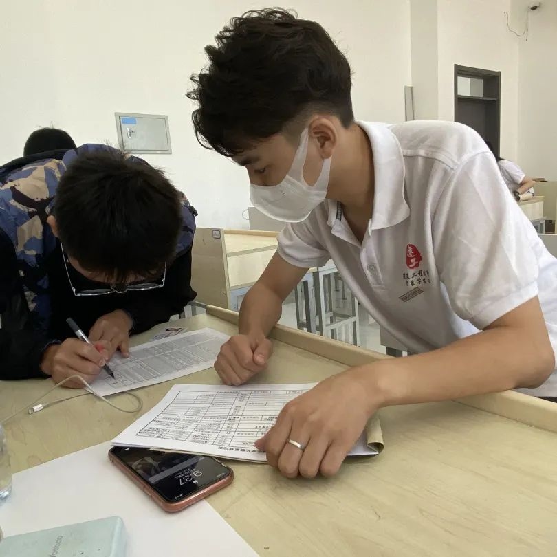 图片包含 人, 室内, 桌子, 笔记本描述已自动生成