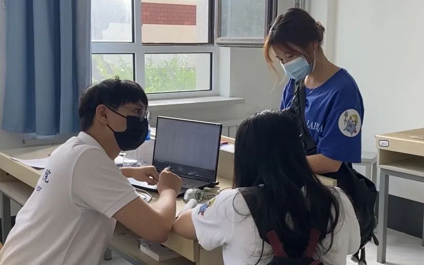 几个人在桌子上低可信度描述已自动生成