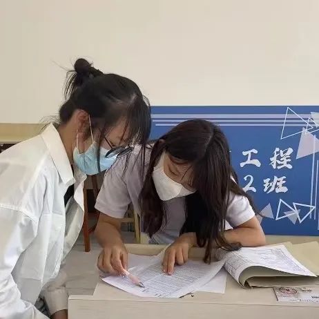 图片包含 游戏机, 女人, 电脑, 桌子描述已自动生成