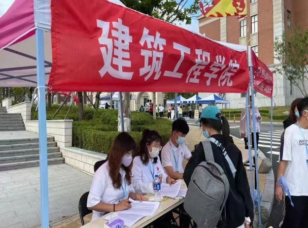 图片包含 人, 户外, 男人, 人们描述已自动生成