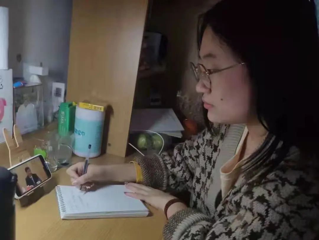 人在房间里中度可信度描述已自动生成