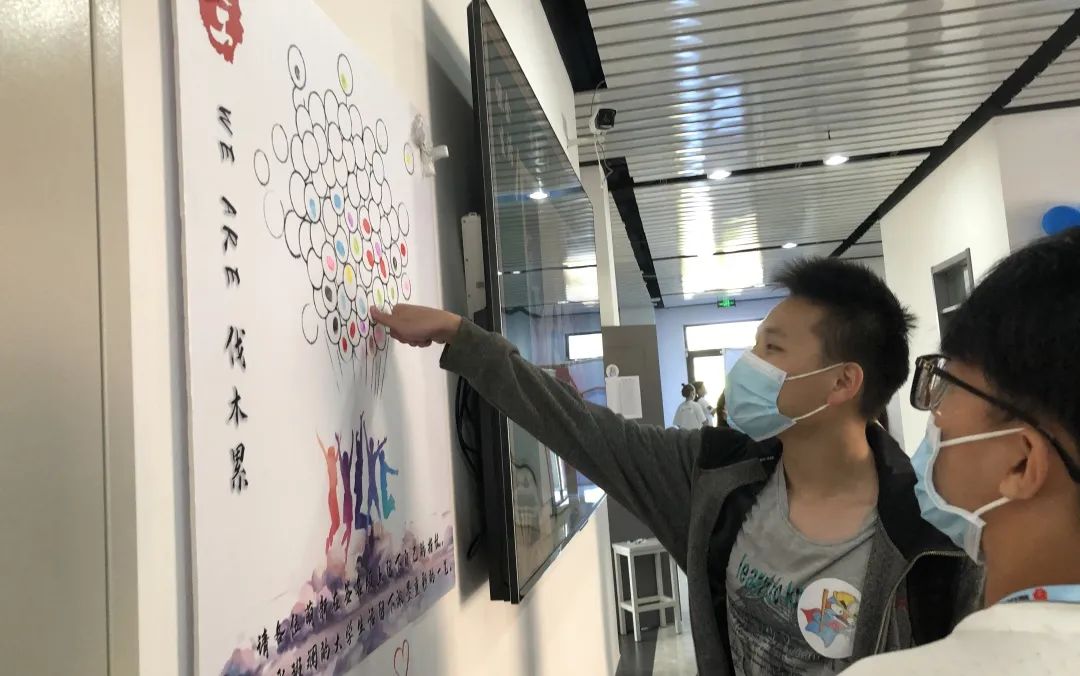 人站在镜子前自拍中度可信度描述已自动生成