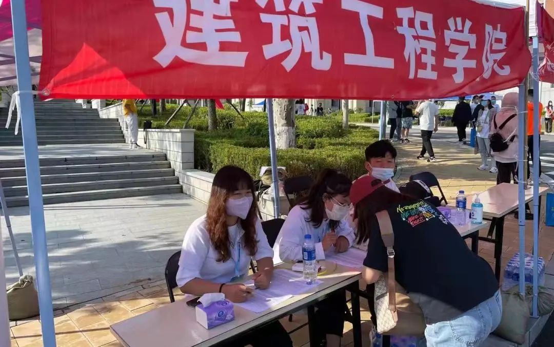 图片包含 桌子, 户外, 女人, 标志描述已自动生成