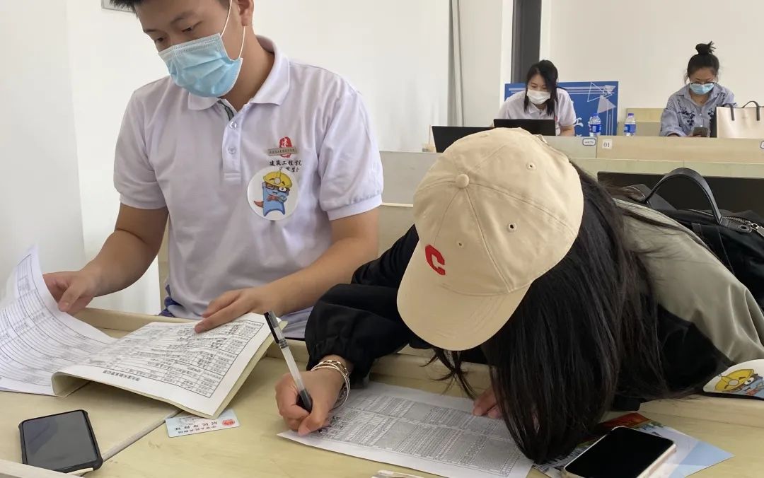 图片包含 游戏机, 病房, 房间, 桌子描述已自动生成
