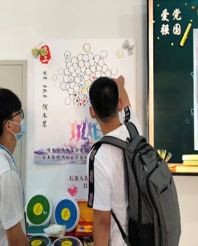 男人站在商店门口描述已自动生成