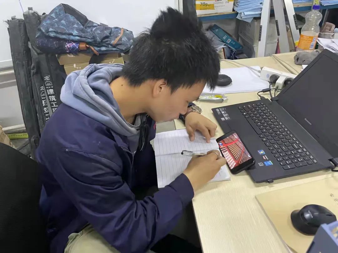 桌子上放着笔记本电脑的小孩中度可信度描述已自动生成