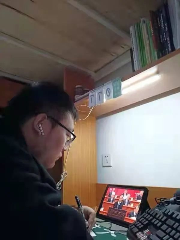 戴眼镜的人低可信度描述已自动生成