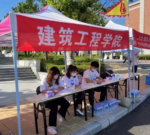 一群人在街道上描述已自动生成