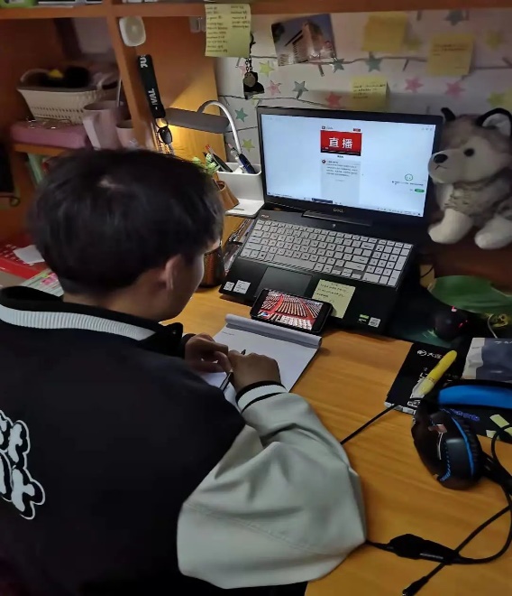 图片包含 室内, 桌子, 小, 电脑描述已自动生成