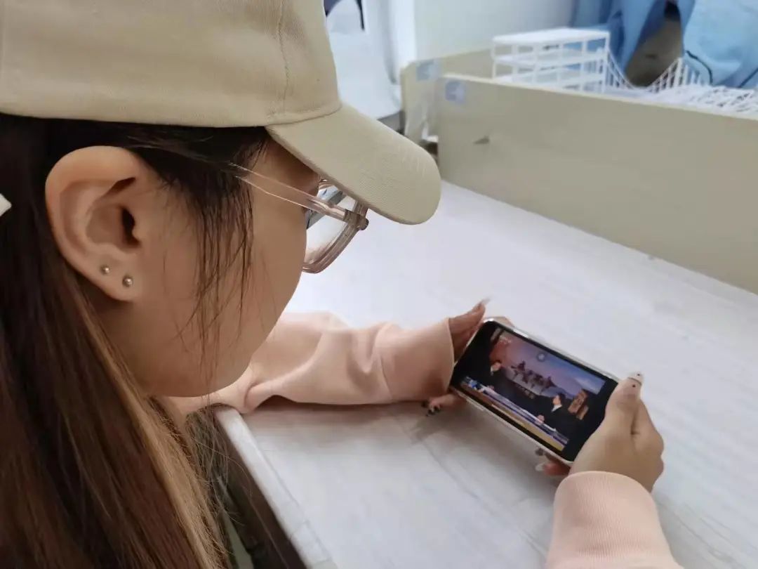 图片包含 女人, 游戏机, 女孩, 年轻描述已自动生成