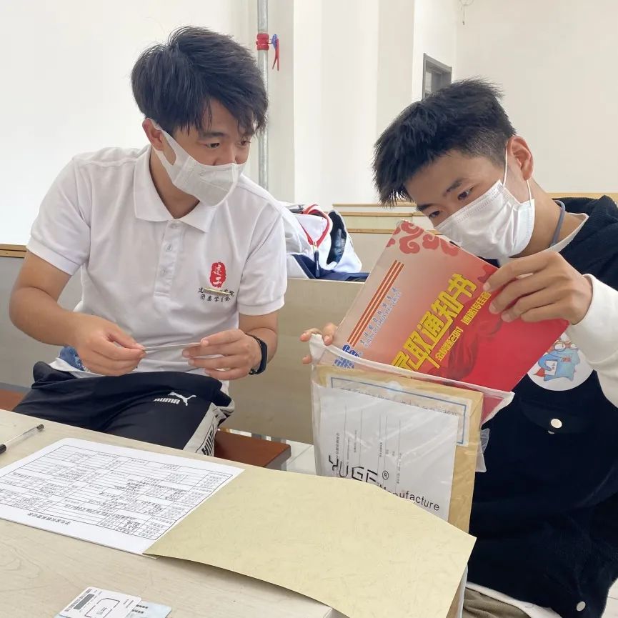 吃东西的人中度可信度描述已自动生成
