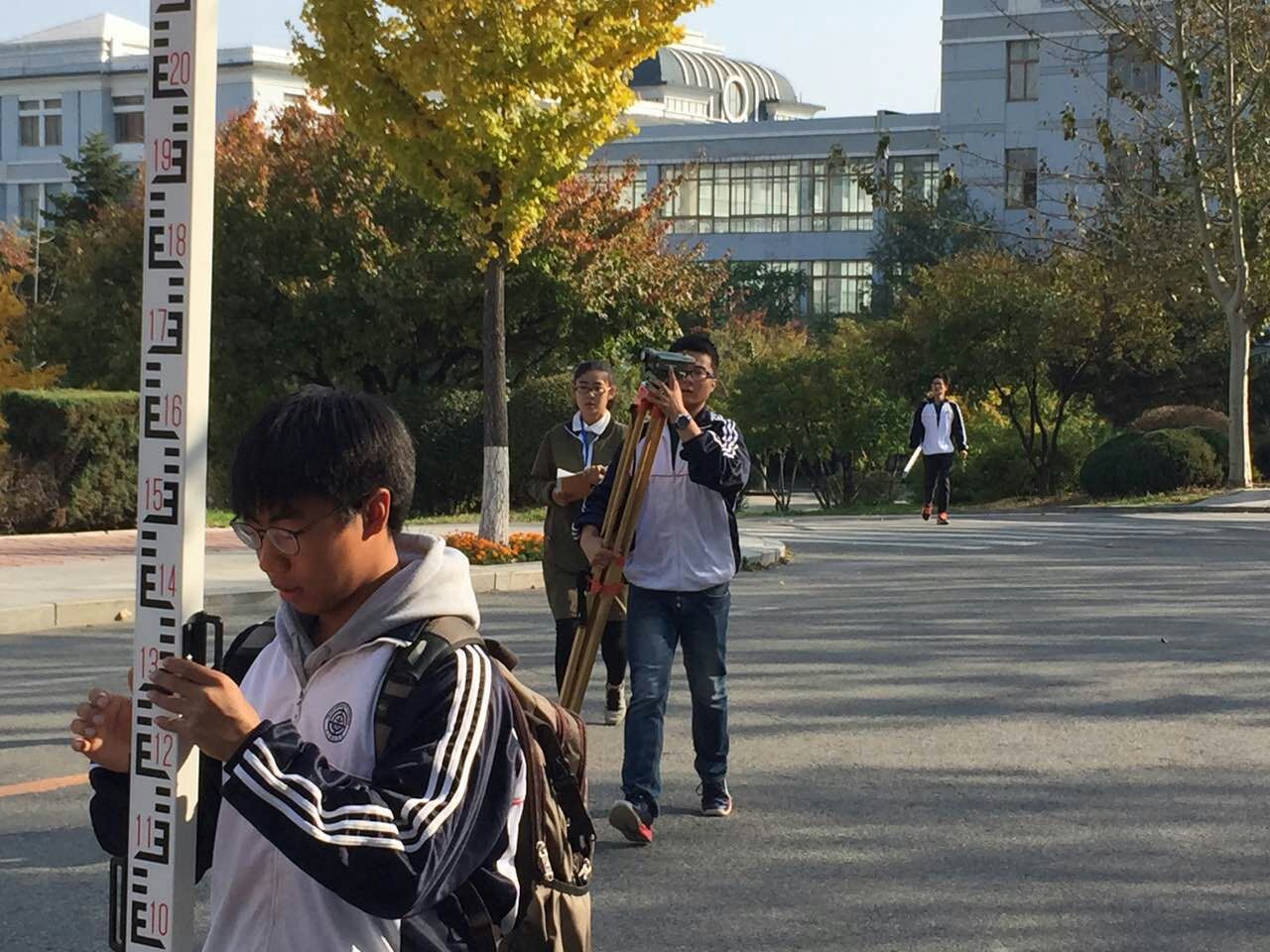 (学生在比赛过程中)
